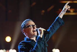 Ídolo nos anos 1980 (e eterno nas rádios de flashback), Bryan Adams prega: 'Não siga as redes sociais. Siga a música'