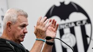 Javier Aguirre busca dar un triunfo al Valencia en su primer partido de local