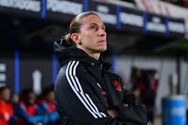 Atacante do Flamengo comenta atrito com Filipe Luís e elogia novo treinador: "Sensacional"