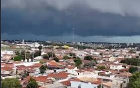 Temporal em São Carlos causa alagamentos, barro na Washington Luís e estragos