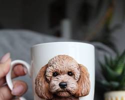 person holding a unique dog mugの画像