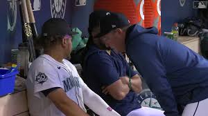 Josh Naylor pulled with apparent injury | 06/01/2026