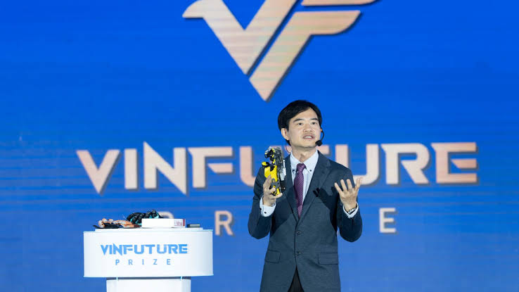 Giáo sư Raymond Tong và ấp ủ mang công nghệ phục hồi chức năng cho người bệnh Việt Nam