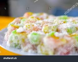 Gambar Carang Gesing, a sweet snack made from cassava, shaped into small, intricate flowers.