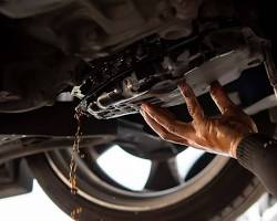 mechanic changing transmission fluid resmi