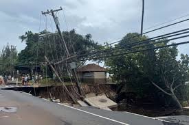 Hawaii Battered by Kona Storm: Flooding, Landslides, and Power Outages