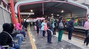 Sufren usuarios por retrasos en Línea 1 del Metro en Monterrey
