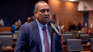 Carro do deputado Max Lemos é alvo de tiros em Duque de Caxias