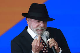 Brasília Hoje: Lula mostra o dedo do meio em evento oficial ao criticar quem diz que 'pobre nao gosta de coisa boa'