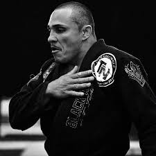 Lutador tetracampeão mundial de jiu-jitsu morre em acidente de moto