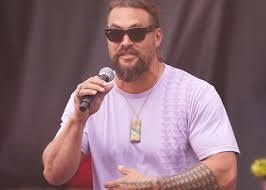 “Jason Momoa Empowers Crowd at Hurricane Relief Concert in West Auckland”