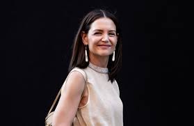Katie Holmes é vista de mãos dadas com artista misterioso; saiba quem é