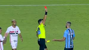 Titular do Grêmio é expulso e vira desfalque para enfrentar Atlético pelo Brasileiro