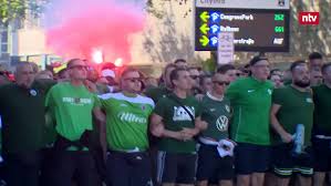 Vor Kaiserslautern-Spiel: Tausende Wolfsburger sorgen für lautstarken Zweitliga-Fanmarsch — n-tv.de