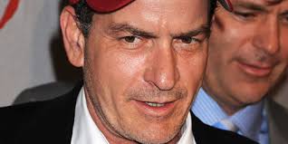 <b>...</b> nachdem er die <b>Santa Monica High</b> School 1983 ohne Abschluss verließ, <b>...</b> - charlie-sheen-rotmuetze-bng-gr