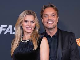 Bas Smit viert 45e verjaardag in Vietnam: 'Genieten met m'n meisjes'