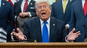 Dazi, Trump riaccende la guerra con l'Europa: «Sulle auto tariffe al 25%, l'Ue non rispetta i patti». Il Parlamento Ue: «Falso e inaccettabile»