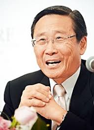 Age: 72. Origin of Wealth: diversified. 8 Peter Woo &amp; family 吴光正及其家族. Peter Woo hong kong. Net Worth: $7 B Age: 68. Origin of Wealth: real estate - Peter-Woo-hong-kong