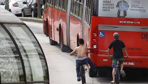 Indivíduos que “pegarem rabeira” no transporte coletivo de Curitiba (PR) serão multados em R$ 600, de acordo com nova lei