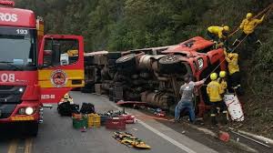 Driver trapped after truck overturns in Ponte Serrada