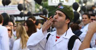 Resultado de imagem para imagem medicos cubanos