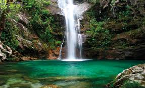 Resultado de imagem para imagem de uma cachoeira com muitas aguas