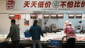 La Chine produit tellement de cochons qu'elle les stocke dans des "gratte-ciel": mais problème, les Chinois se sont mis à manger du poulet et les prix s'effondrent (révélateur des déséquilibres chinois)