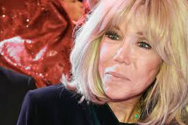 Absente d'un défilé, Brigitte Macron a été opérée d'urgence