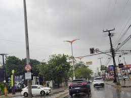 Fortaleza amanhece com chuva e semáforos com problema