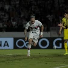Gol salvador de Luciano dá vitória ao São Paulo e ameniza pressão em Roger