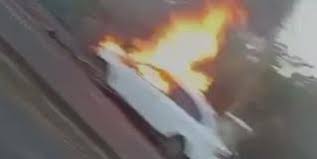 Motorista passa mal, bate em ponte e carro pega fogo em Uberaba