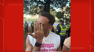 Policial militar joga spray de pimenta no rosto de deputado distrital em bloco de carnaval do DF