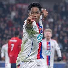 Estreia de Endrick pelo Lyon encanta técnico, jornal francês e até Estêvão