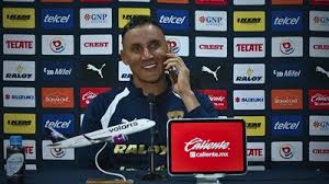 ¡Se puso NERVIOSO! Keylor Navas vive divertido momento tras LLAMADA de su esposa en plena conferencia