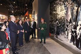 Bulgarian President tours Việt Nam Military History Museum