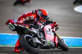 Análise: Por que Marc Márquez não foi punido ao “cortar caminho” para retornar aos boxes?