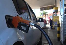 Alta do petróleo faz governo adiar fim do subsídio à gasolina
