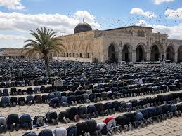100,000 peregrinos en la Mezquita de Al-Aqsa durante el Ramadán: acceso restringido por Israel
