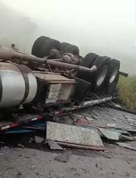 VÍDEO: Caminhão carregado de mármore capota na MGC-265, em Muriaé