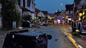 Tornado in Hessen: Häuser unbewohnbar, Dächer abgedeckt, Baum stürzt auf Camper — hessenschau.de