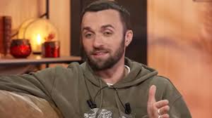 Squeezie Se Défend! IA dans ses Vidéos: Simple Blague ou Erreur?