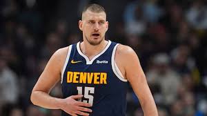 Los Nuggets de Denver consolidan su liderazgo con triple-doble de Jokic y victoria sobre los Rockets