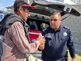 ‘Refrescan’ policías a transeúntes de Piedras Negras con reparto de agua en operativo ciudadano