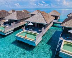 Gambar resort in the Maldives with overwater bungalows