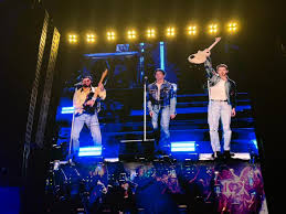 Jonas Brothers fazem show em São Paulo com turnê que celebra 20 anos de carreira