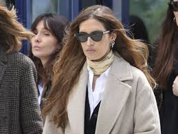 Sara Carbonero, arropada por su pareja, Jota Cabrera, e Iker Casillas en el velatorio de su madre