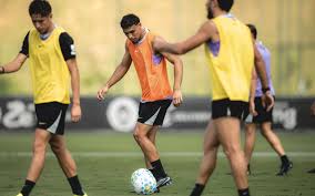Titular evolui em recuperação de lesão e pode reforçar Atlético em duelo decisivo na Sul-Americana