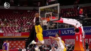 Adou Thiero takes flight for alley-oop