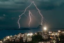 As imagens impressionantes da tempestade de raios no Vidigal