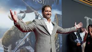 Former Patriots OT goes shirtless in viral moment with Gerard Butler